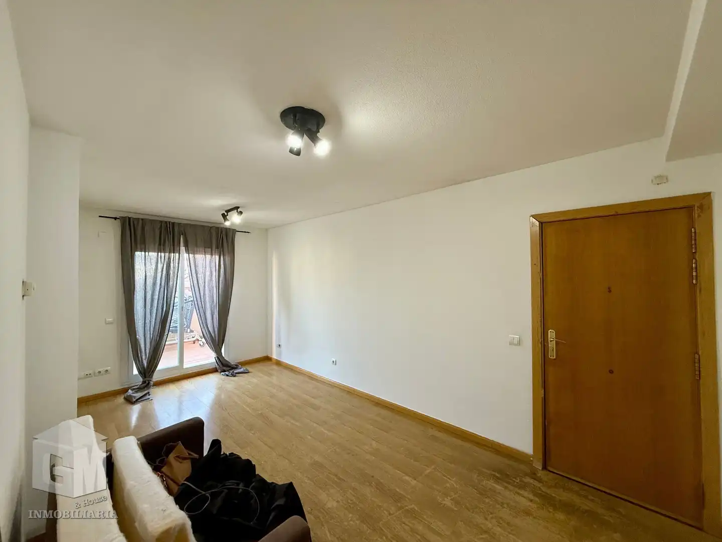 Sala d'estar de Pis en venda en Arroyomolinos (Madrid) amb Calefacció, Jardí privat i Terrassa