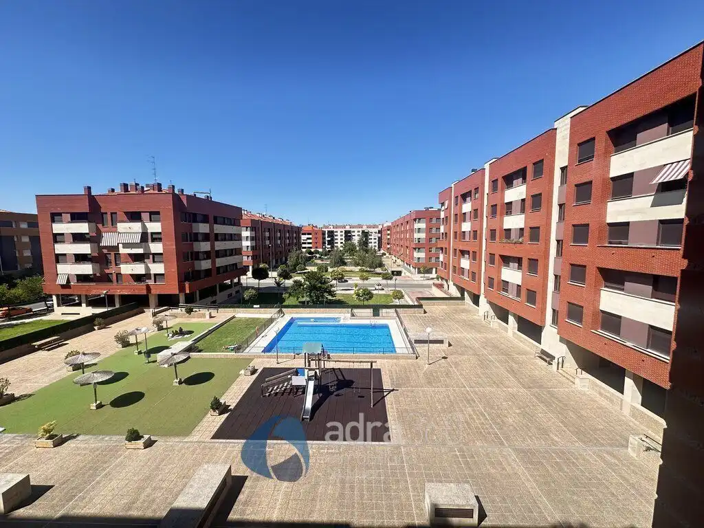 Piscina de Ático en venta en  Logroño con Aire acondicionado, Calefacción y Terraza