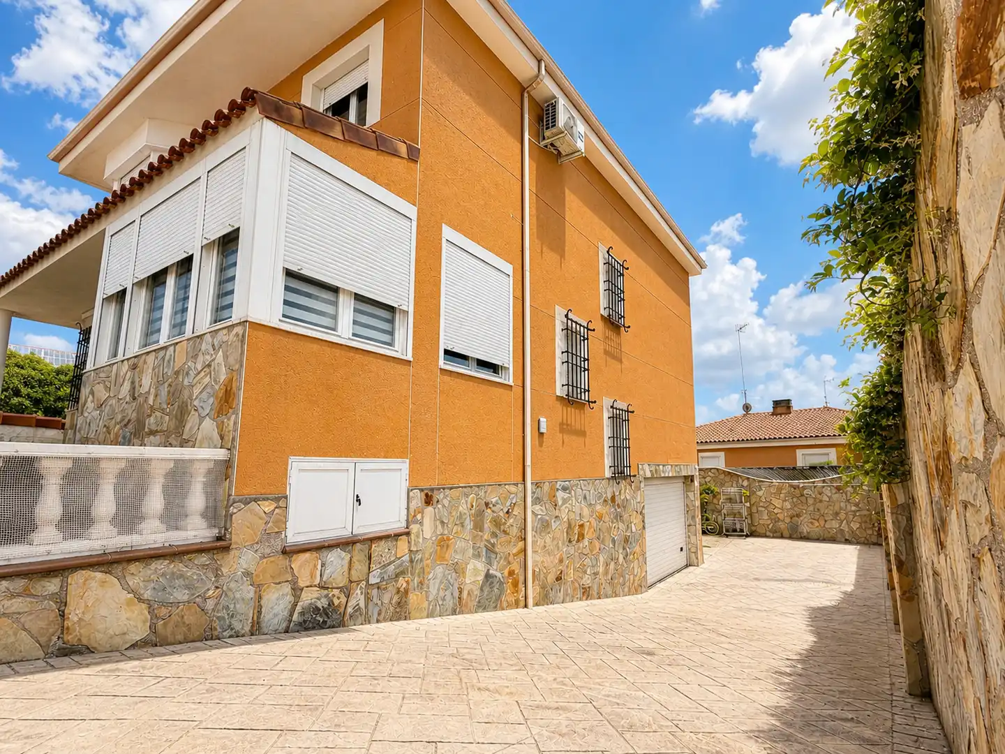 Vista exterior de Casa o chalet en venta en Serranillos del Valle con Aire acondicionado, Calefacción y Jardín privado