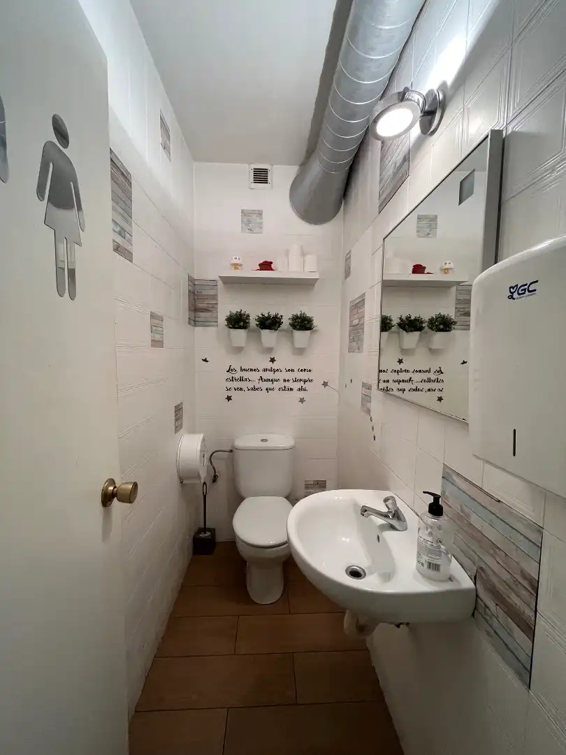 Baño de Local en traspaso en Barcelona con Aire acondicionado, Calefacción y Parquet
