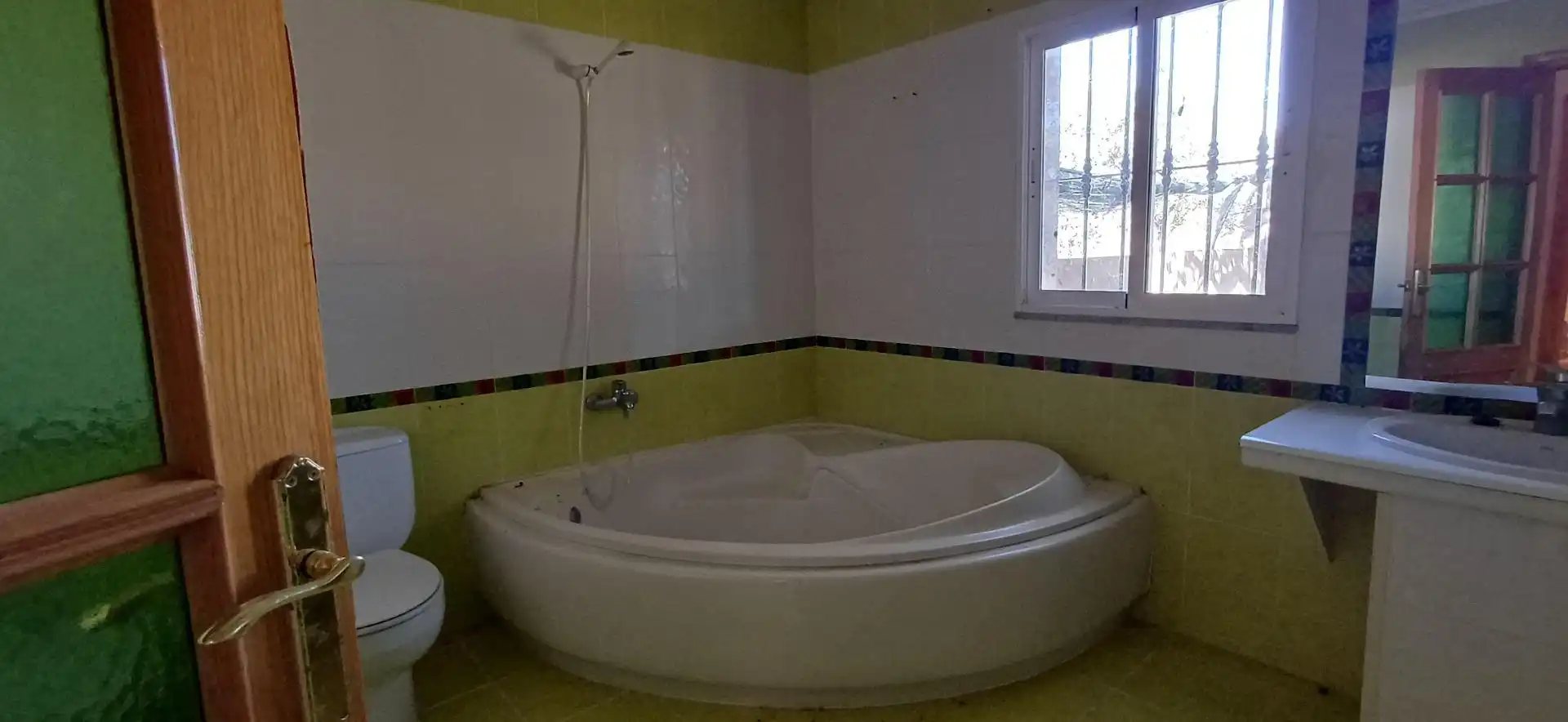 Bathroom of Houses for sale in Badajoz  with Community pool
