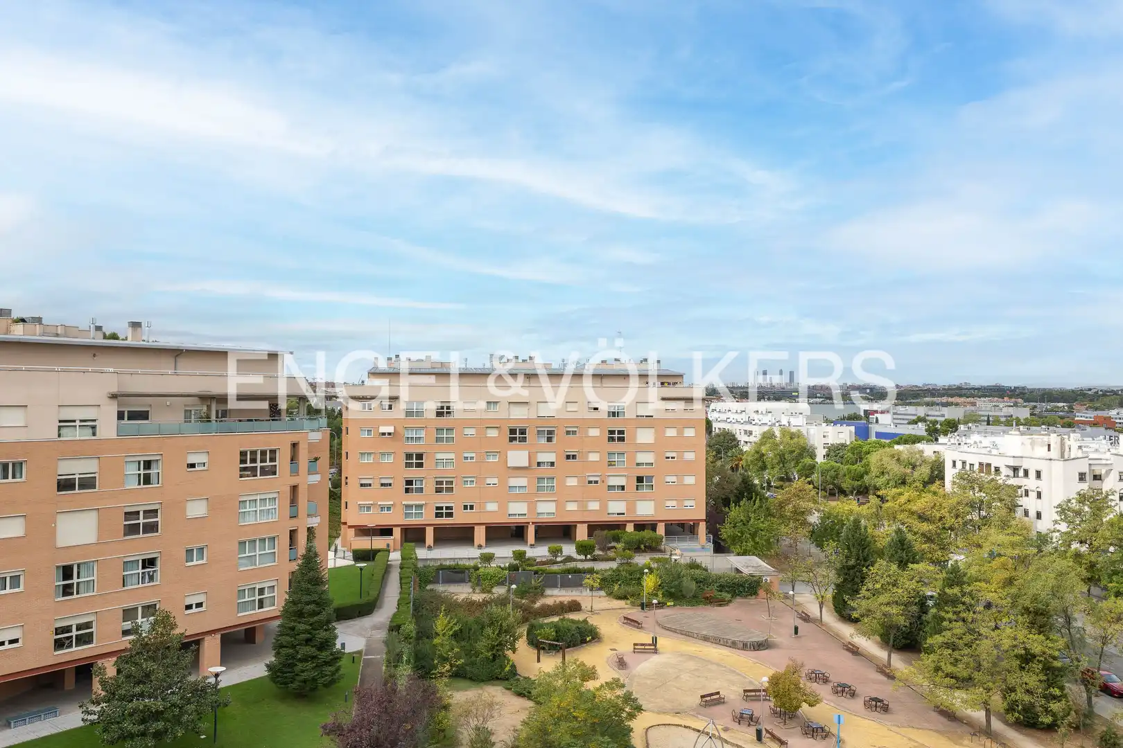 Vista exterior de Àtic en venda en Madrid amb Aire condicionat, Calefacció i Terrassa