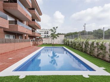 Pis d'obra nova amb piscina en venda a Centre