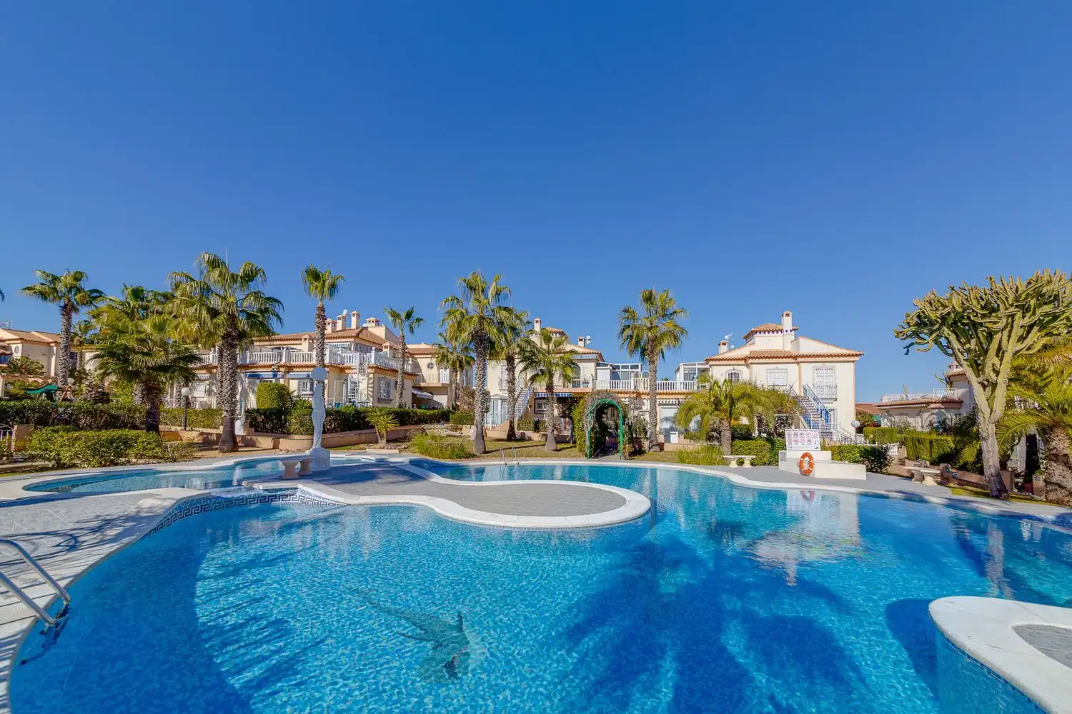 Piscina de Estudi en venda en Torrevieja amb Aire condicionat, Terrassa i Traster