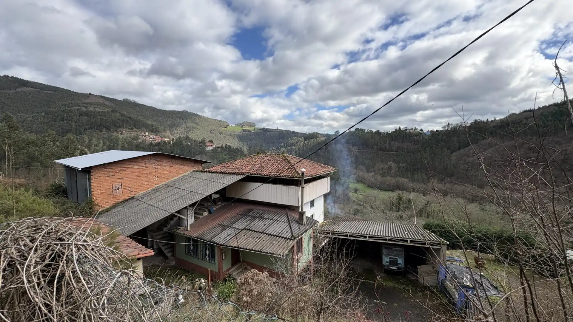 Vista exterior de Casa o chalet en venta en Salas con Terraza, Trastero y Amueblado