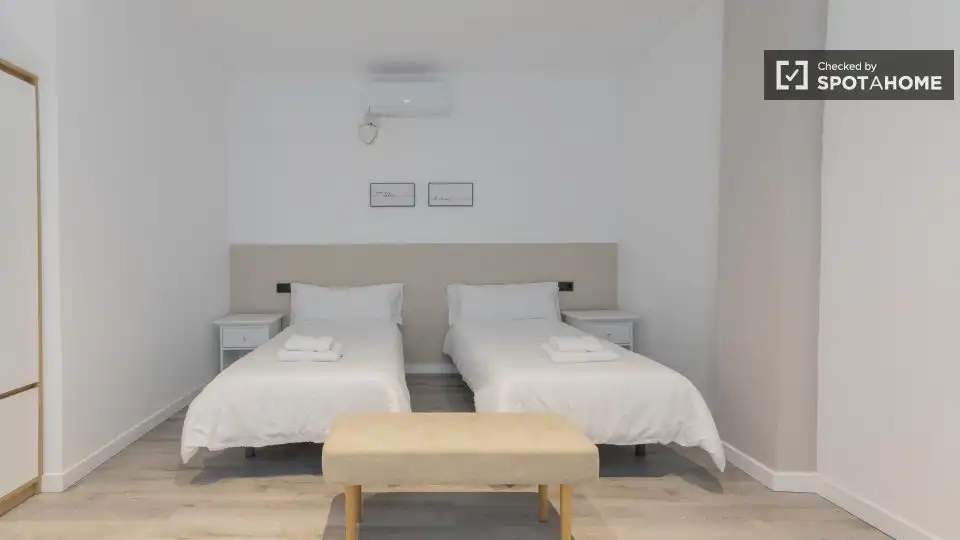 Bedroom of Flat for rent in Valencia  with Air Conditioner, Heating and Furnished