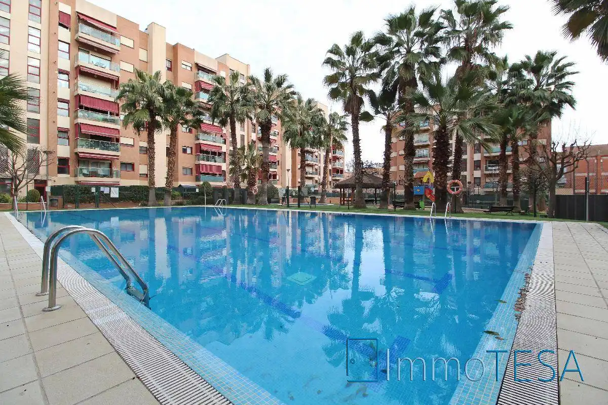 Piscina de Pis en venda en Barberà del Vallès amb Aire condicionat, Calefacció i Parquet