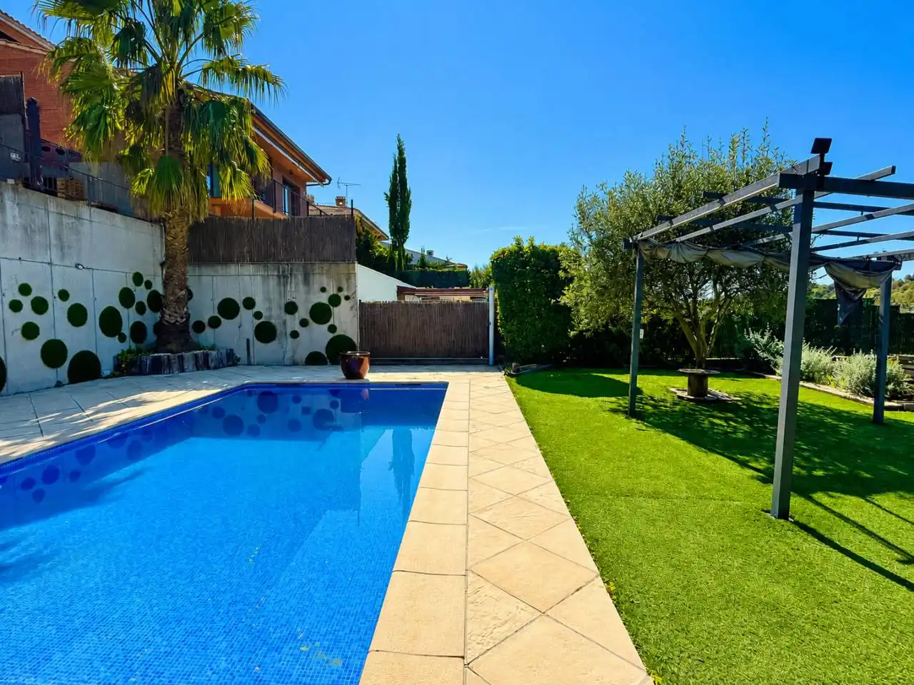 Piscina de Casa o xalet en venda en Caldes de Montbui amb Aire condicionat, Calefacció i Jardí privat