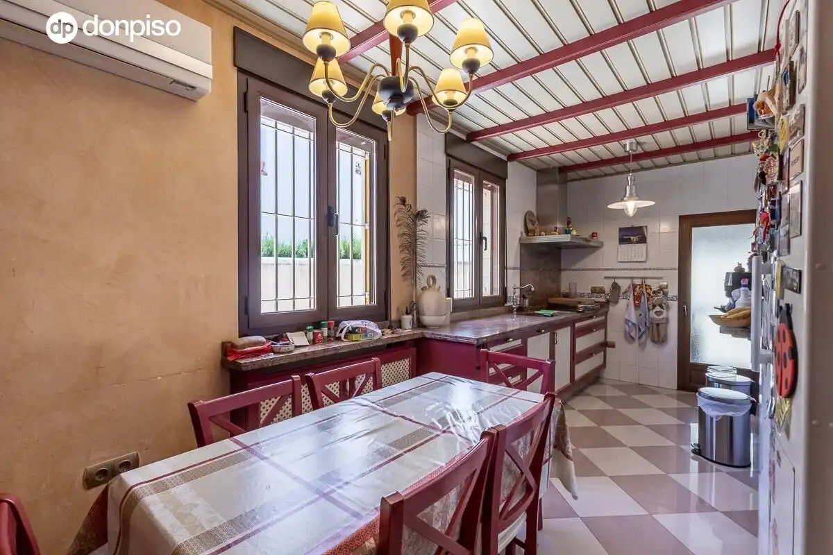 Cocina de Casa o chalet en venta en Granada con Aire acondicionado, Calefacción y Jardín privado