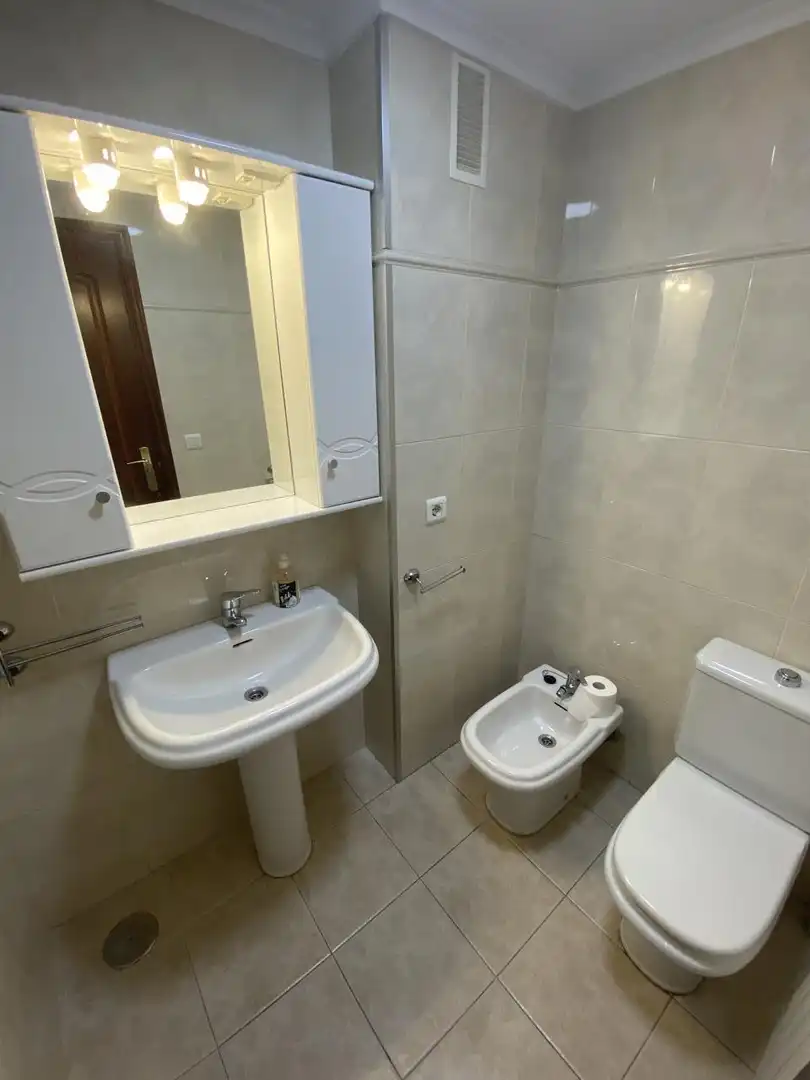 Baño de Piso de alquiler en A Coruña Capital  con Calefacción y Amueblado