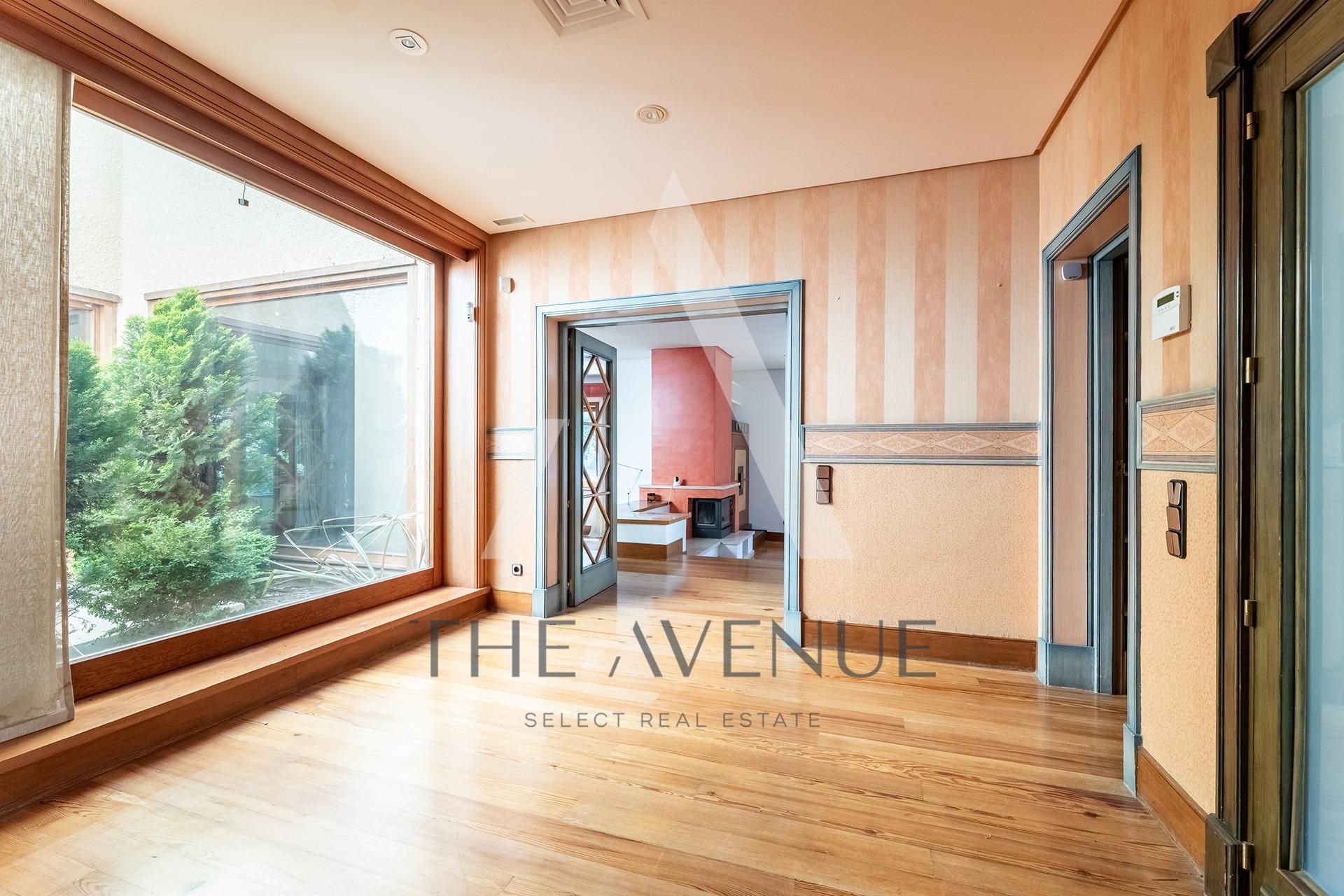 Sala d'estar de Casa o xalet en venda en Boadilla del Monte amb Jardí privat, Parquet i Balcó