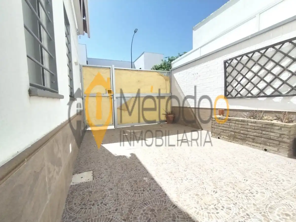 Vista exterior de Casa adosada en venta en La Rinconada con Aire acondicionado, Terraza y Trastero