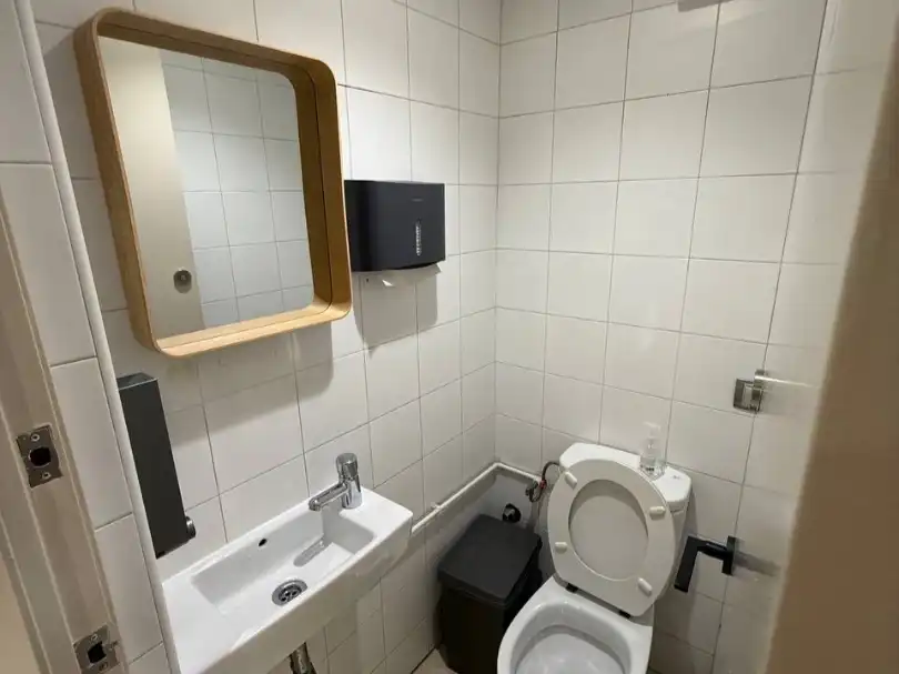 Baño de Local en traspaso en Barcelona con Aire acondicionado, Calefacción y Internet