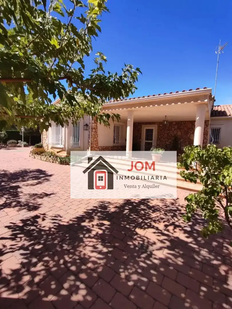 Vista exterior de Casa o xalet en venda en Albacete amb Aire condicionat, Calefacció i Jardí privat
