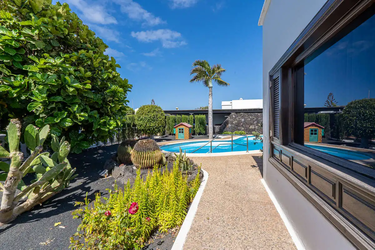 Vista exterior de Casa o xalet en venda en Arrecife amb Jardí privat i Piscina