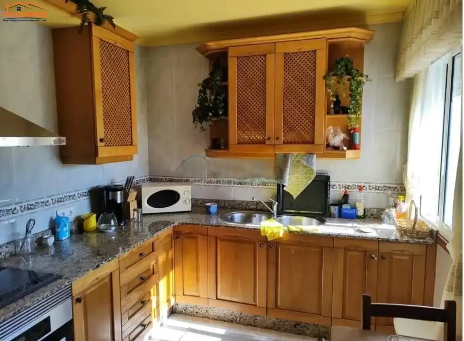Cuina de Casa o xalet en venda en Cangas  amb Piscina