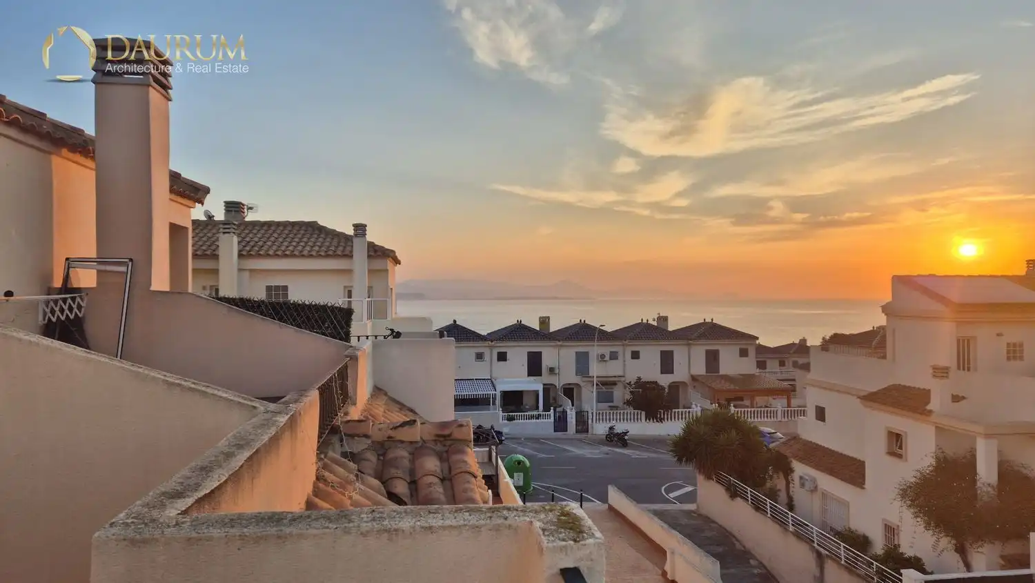 Außenansicht von Einfamilien-Reihenhaus zum Verkauf in Santa Pola mit Klimaanlage, Heizung und Terrasse