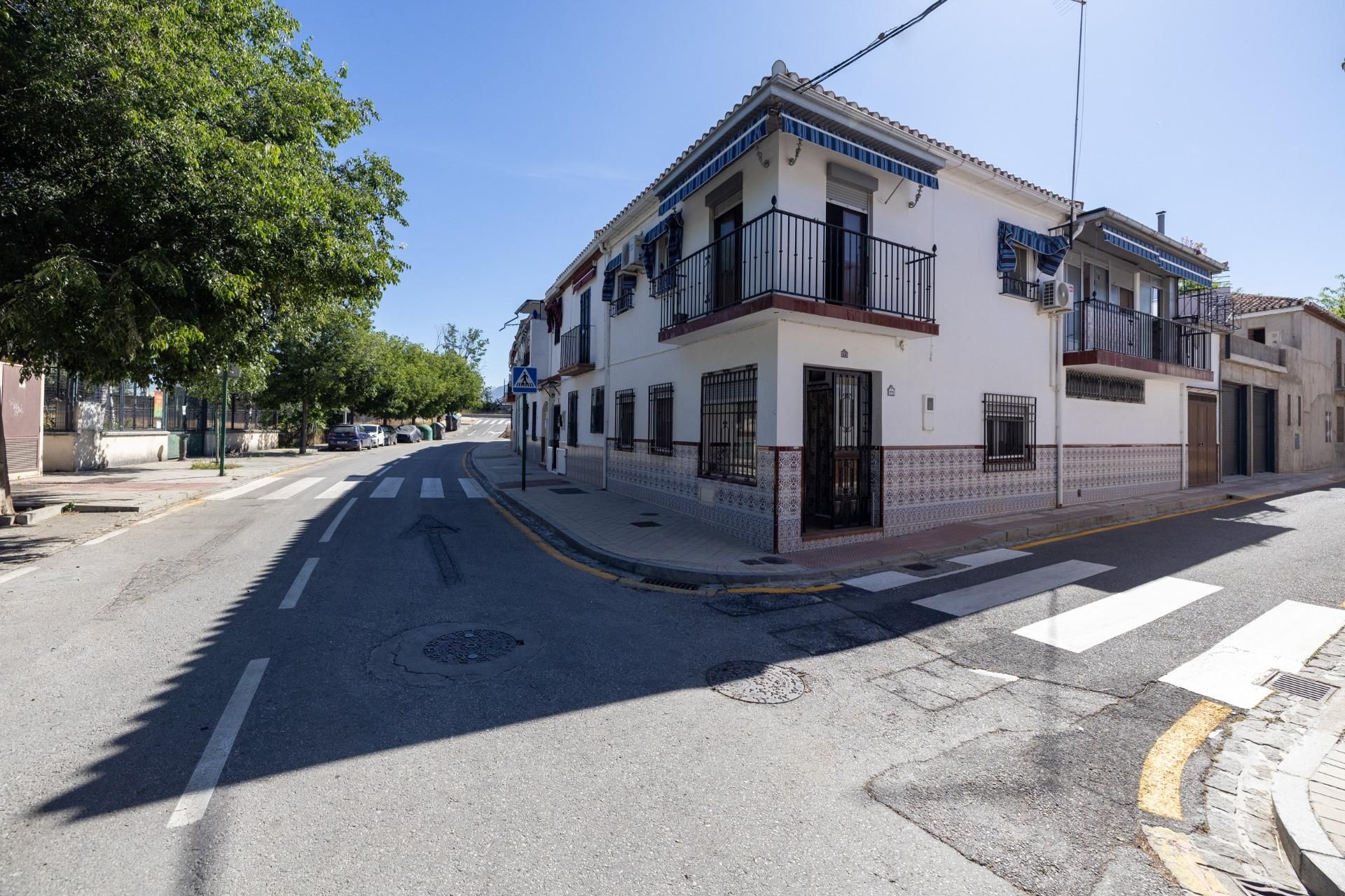 Exterior view of Single-family semi-detached for sale in  Granada Capital  with Terrace, Storage room and Balcony
