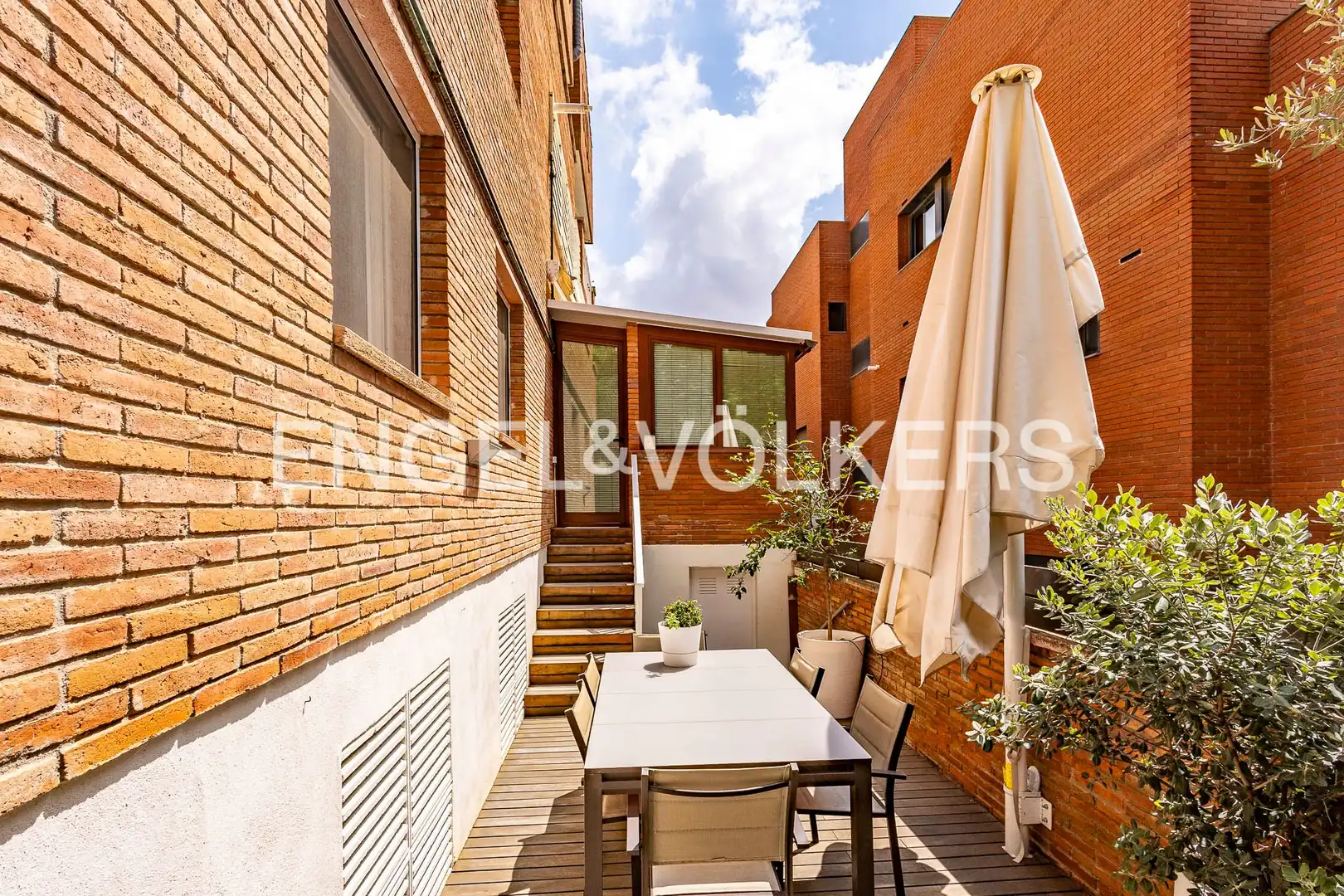 Terrassa de Apartament en venda en Esplugues de Llobregat amb Aire condicionat, Calefacció i Jardí privat