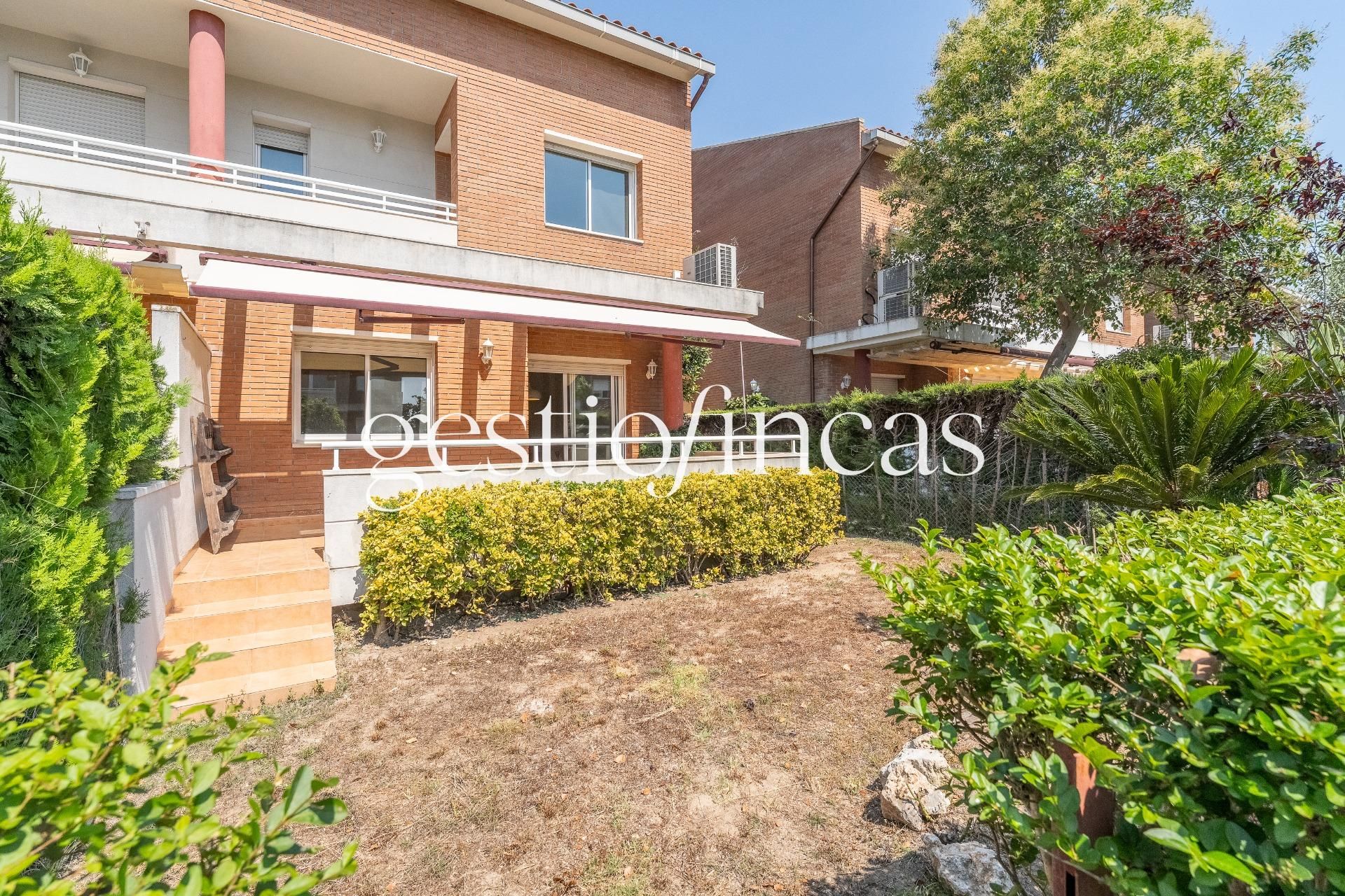 Vista exterior de Casa adosada en venta en Cambrils con Aire acondicionado, Calefacción y Piscina comunitaria
