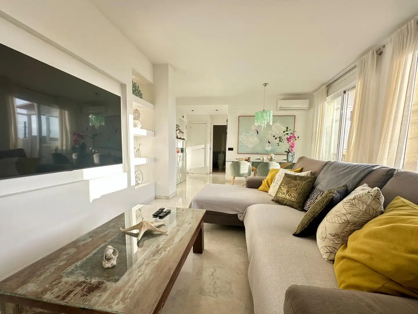 Sala d'estar de Àtic en venda en Marbella amb Aire condicionat, Jardí privat i Terrassa