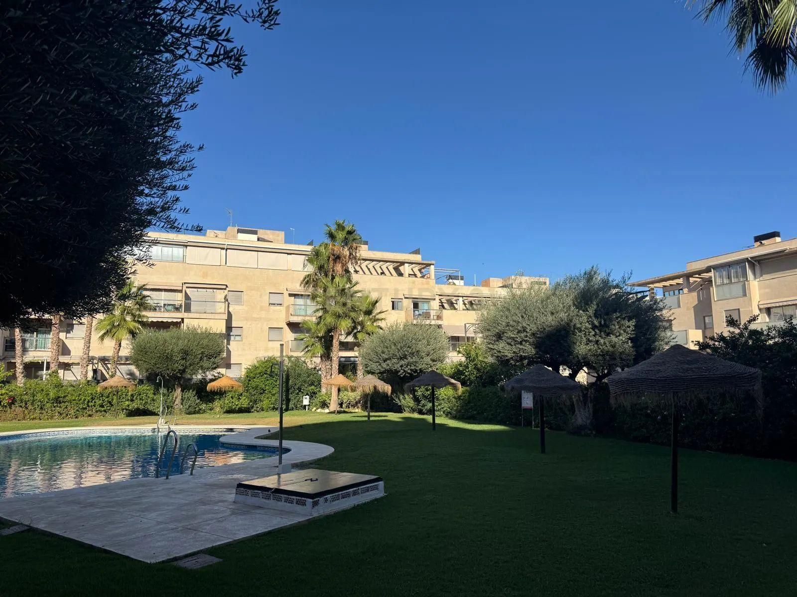 Vista exterior de Apartament en venda en Torremolinos amb Aire condicionat, Jardí privat i Traster