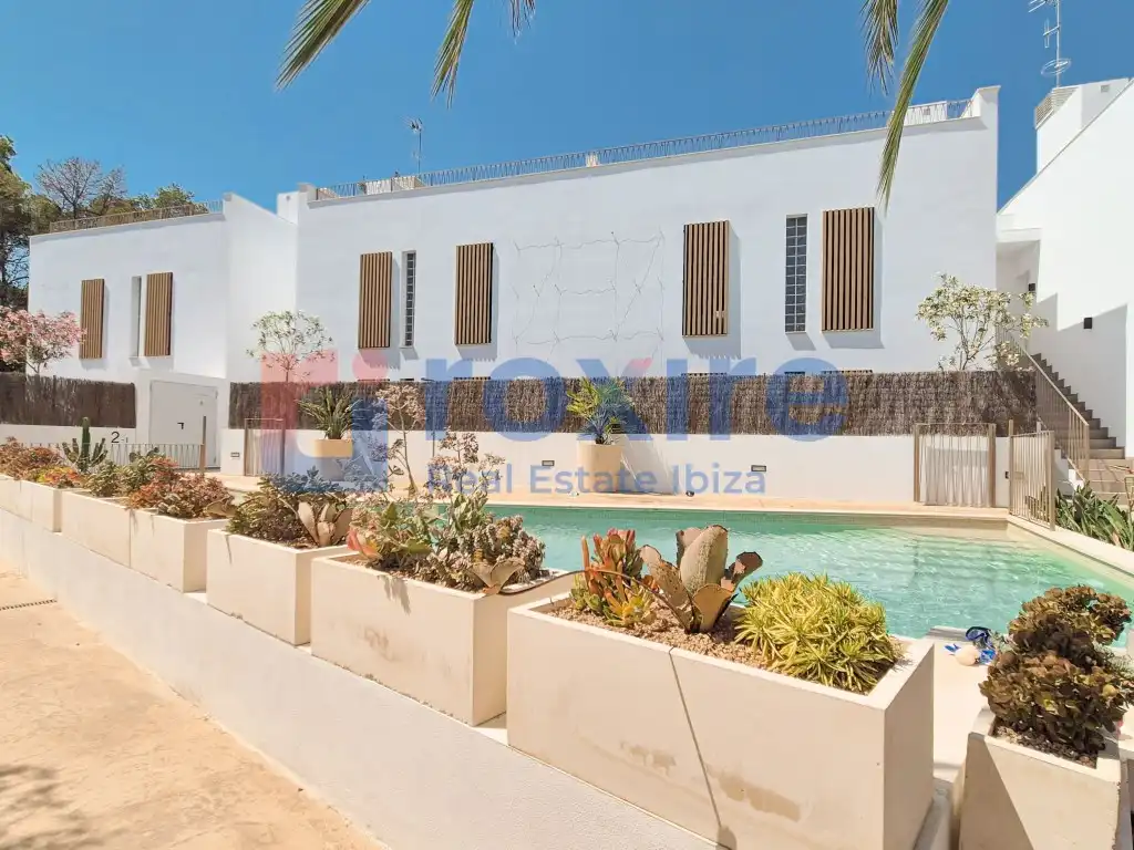 Vista exterior de Planta baixa en venda en Sant Antoni de Portmany amb Jardí privat, Terrassa i Piscina