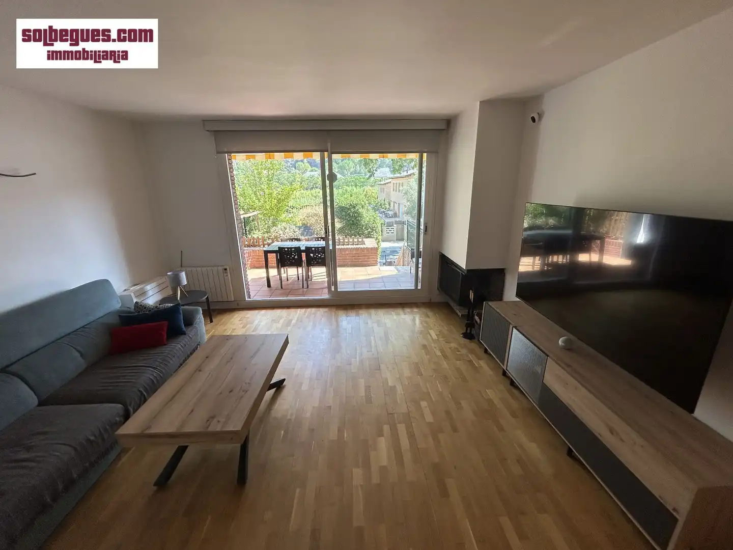 Sala d'estar de Casa adosada en venda en Begues amb Aire condicionat, Calefacció i Jardí privat