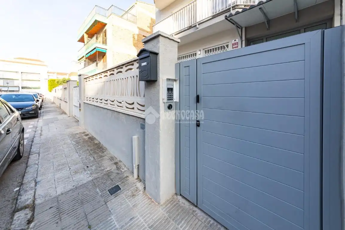 Vista exterior de Piso en venta en Cunit con Aire acondicionado, Parquet y Terraza