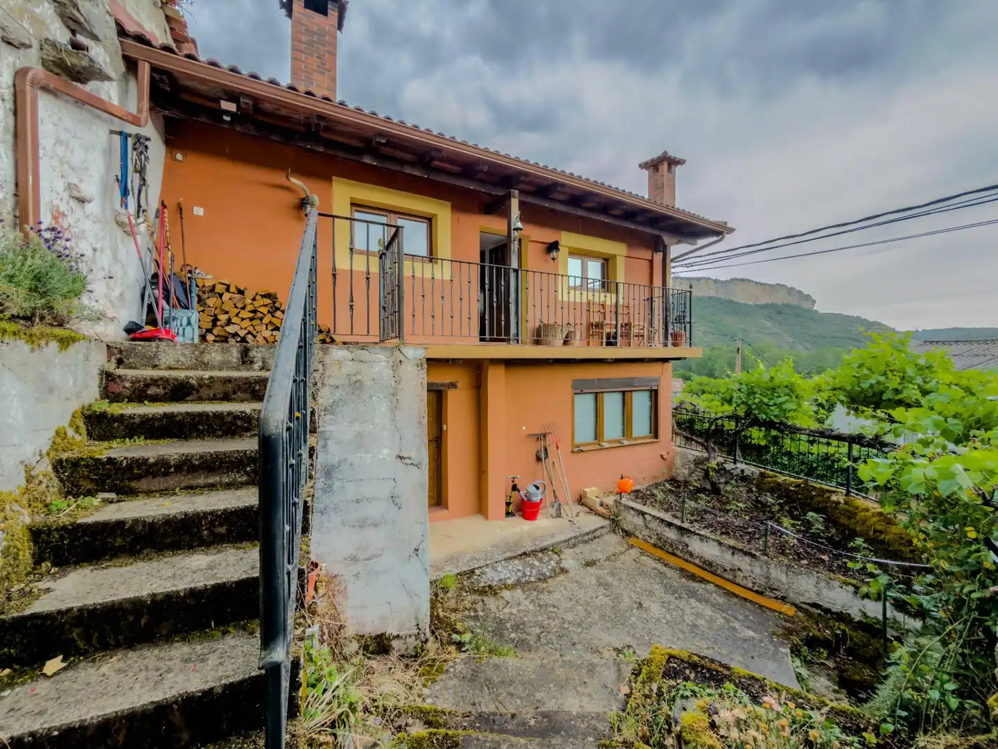 Vista exterior de Casa adosada en venta en Merindad de Valdeporres con Calefacción