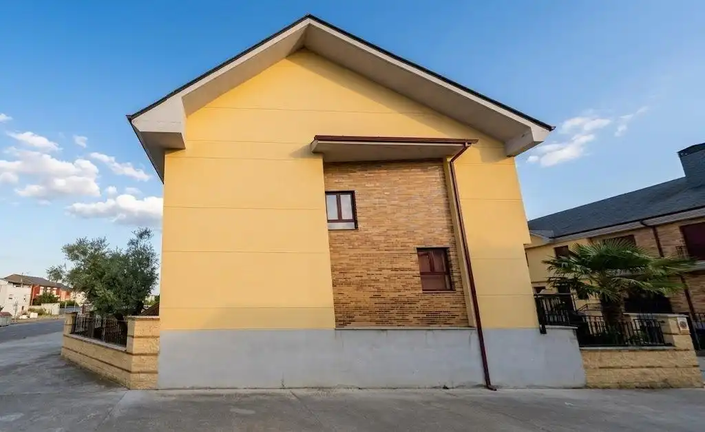 Casa adosada en venda a Flores de Sil - La Placa