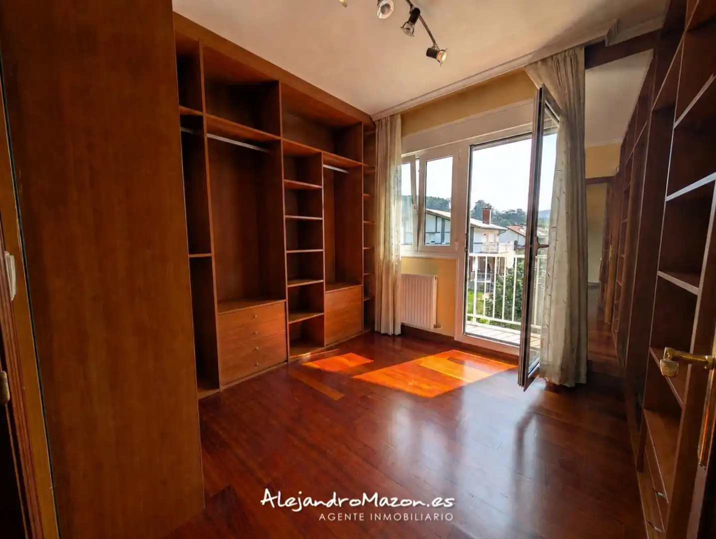Schlafzimmer von Einfamilien-Reihenhaus zum Verkauf in Castro-Urdiales mit Heizung, Privatgarten und Terrasse