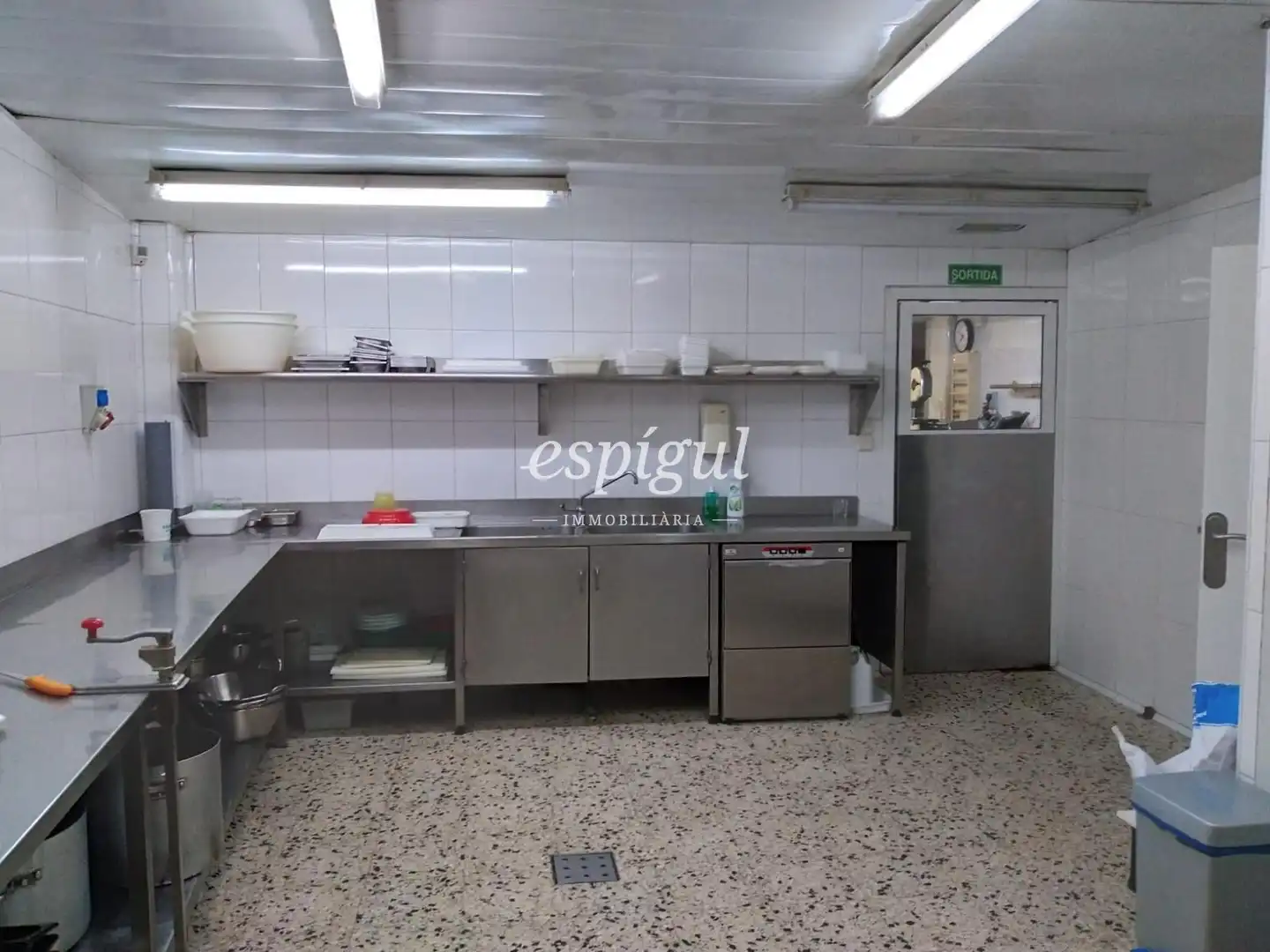 Cuina de Local en venda en Anglès amb Aire condicionat i Moblat
