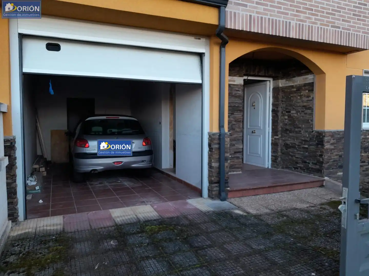 Parking of Detached homes for sale in Carracedelo