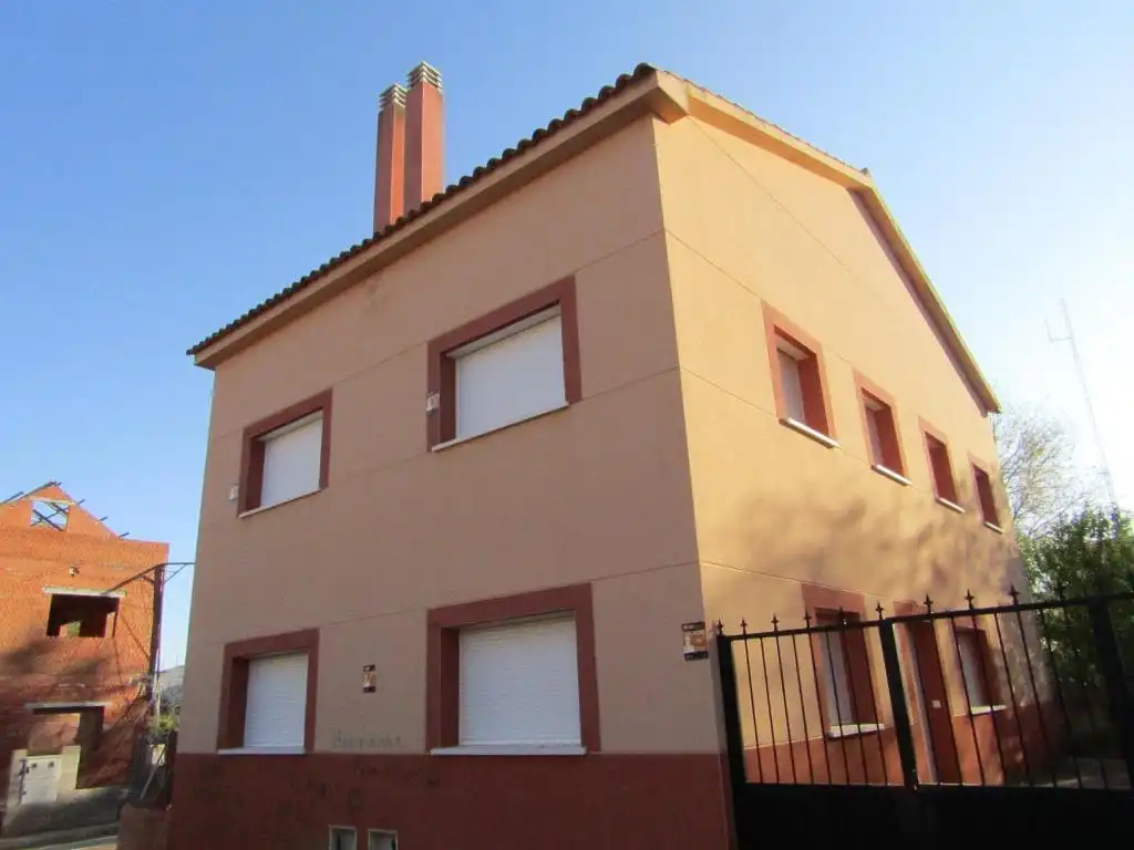 Vista exterior de Casa adosada en venta en Belmonte de Tajo