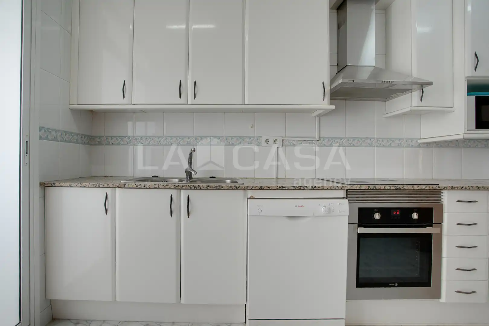Cocina de Piso en venta en L'Hospitalet de Llobregat con Calefacción y Balcón