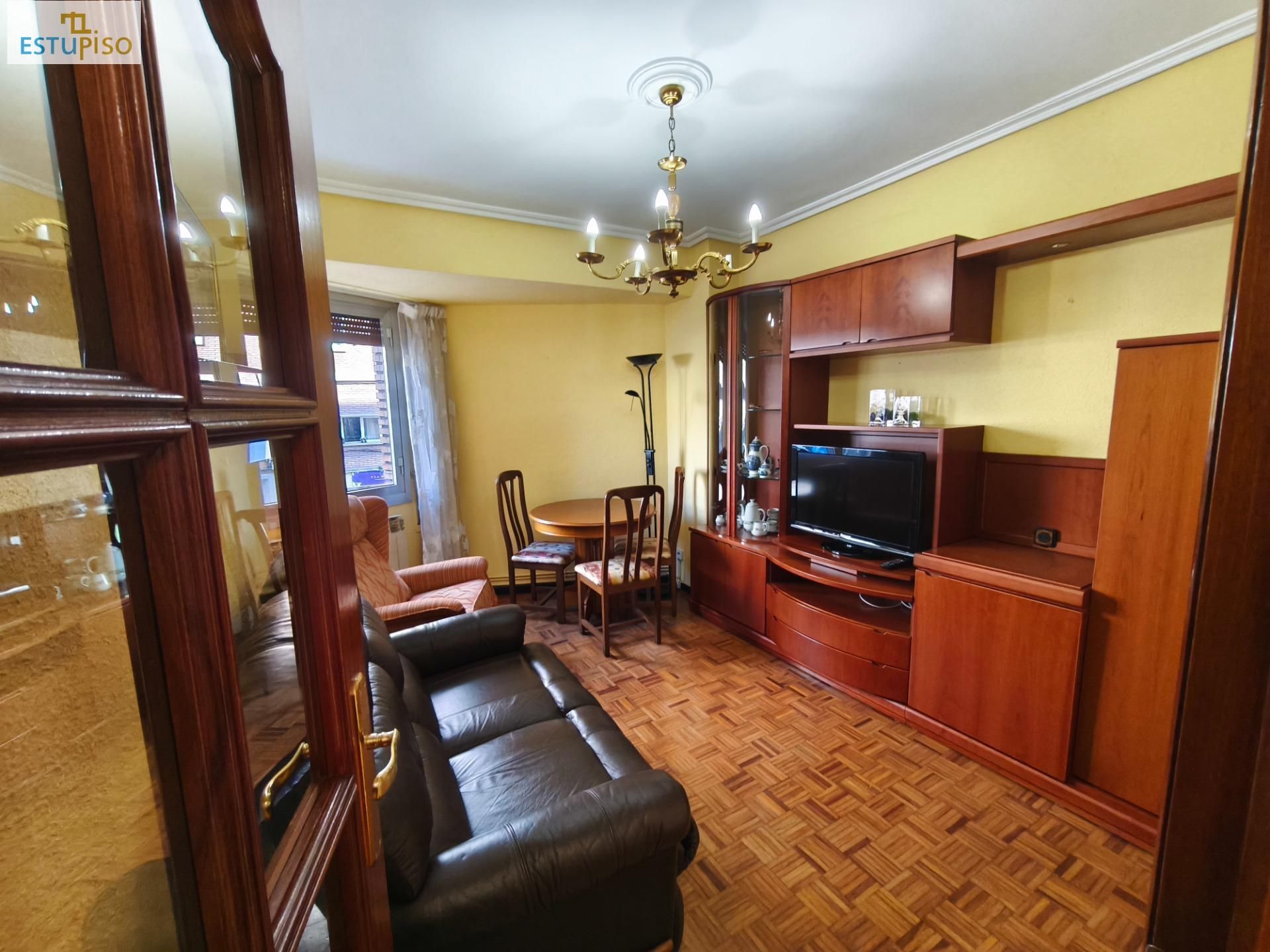 Sala d'estar de Pis en venda en Vitoria - Gasteiz amb Calefacció, Parquet i Traster