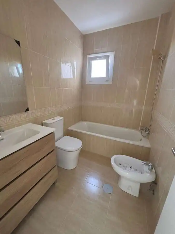 Bany de Pis en venda en Roquetas de Mar amb Aire condicionat, Terrassa i Piscina comunitària