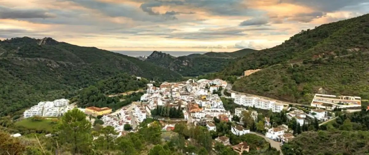 Vista exterior de Planta baixa en venda en Benahavís amb Jardí privat, Terrassa i Traster