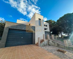 Vista exterior de Casa o xalet en venda en Vidreres amb Jardí privat, Terrassa i Moblat