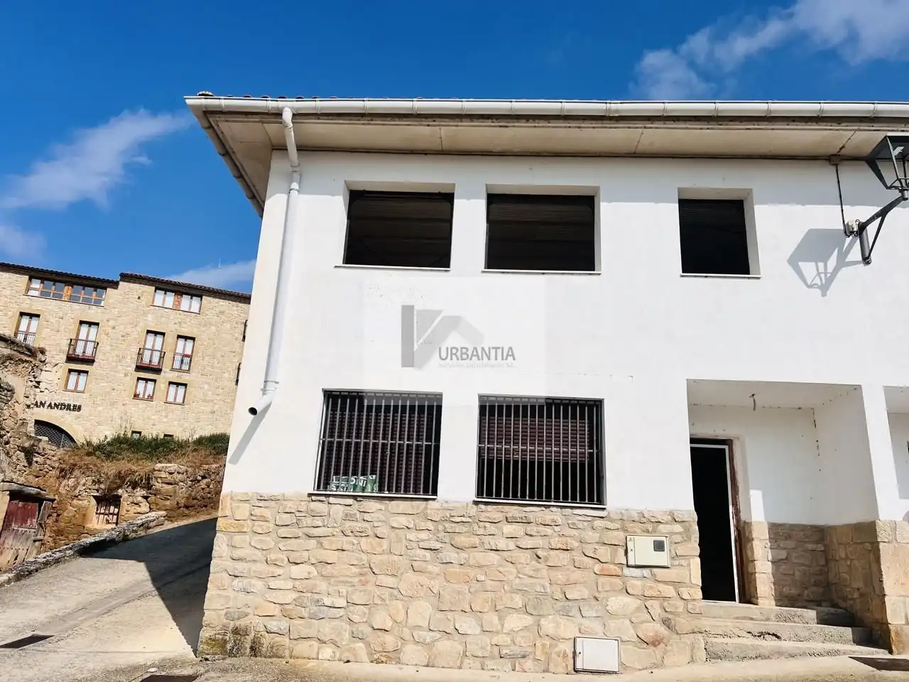 Außenansicht von Einfamilien-Reihenhaus zum Verkauf in Torres del Río mit Privatgarten