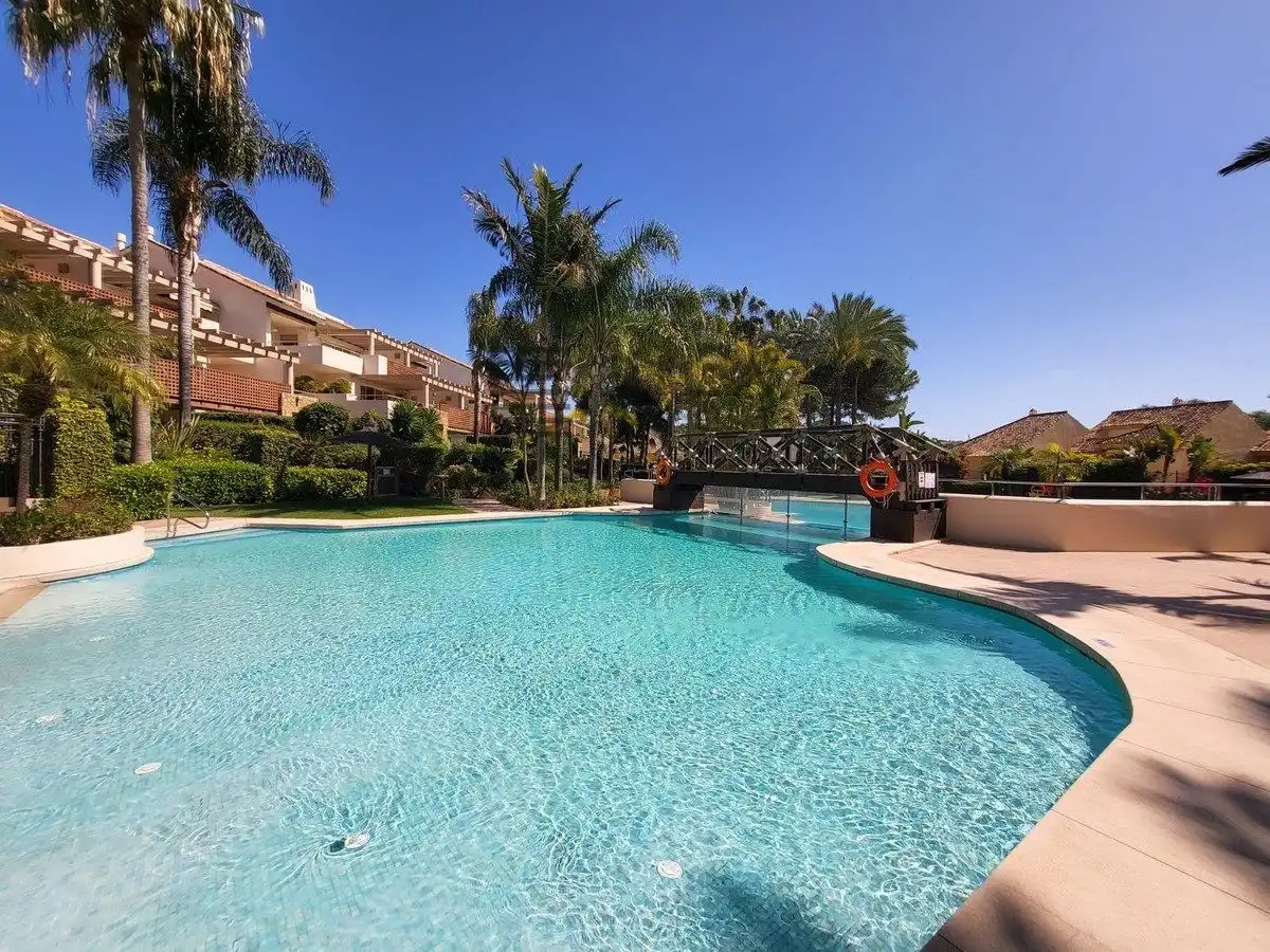 Flat with pool for sale in Golf Gardens