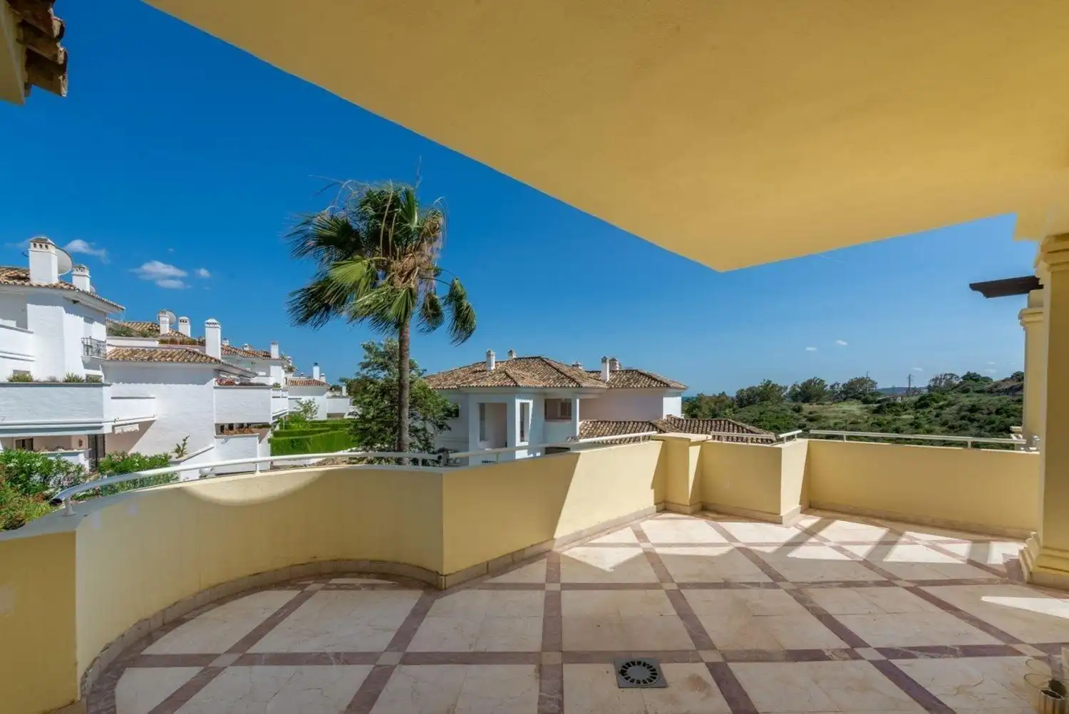 Terrasse von Wohnungen zum Verkauf in Casares mit Klimaanlage, Heizung und Privatgarten