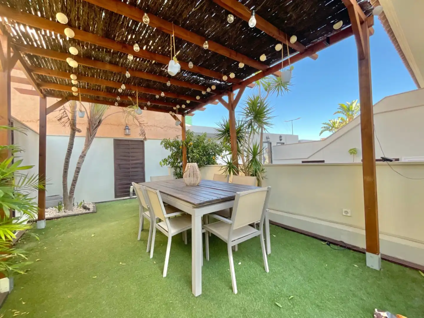 Terrasse von Einfamilien-Reihenhaus zum Verkauf in Málaga mit Klimaanlage, Heizung und Privatgarten