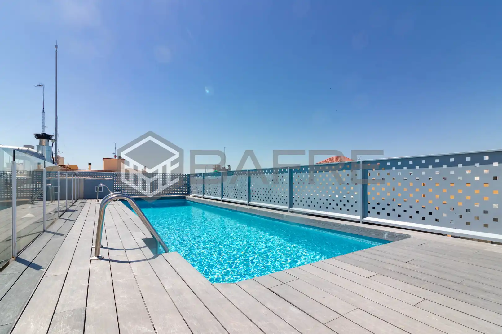 Schwimmbecken von Wohnung zum Verkauf in Madrid mit Klimaanlage, Heizung und Privatgarten