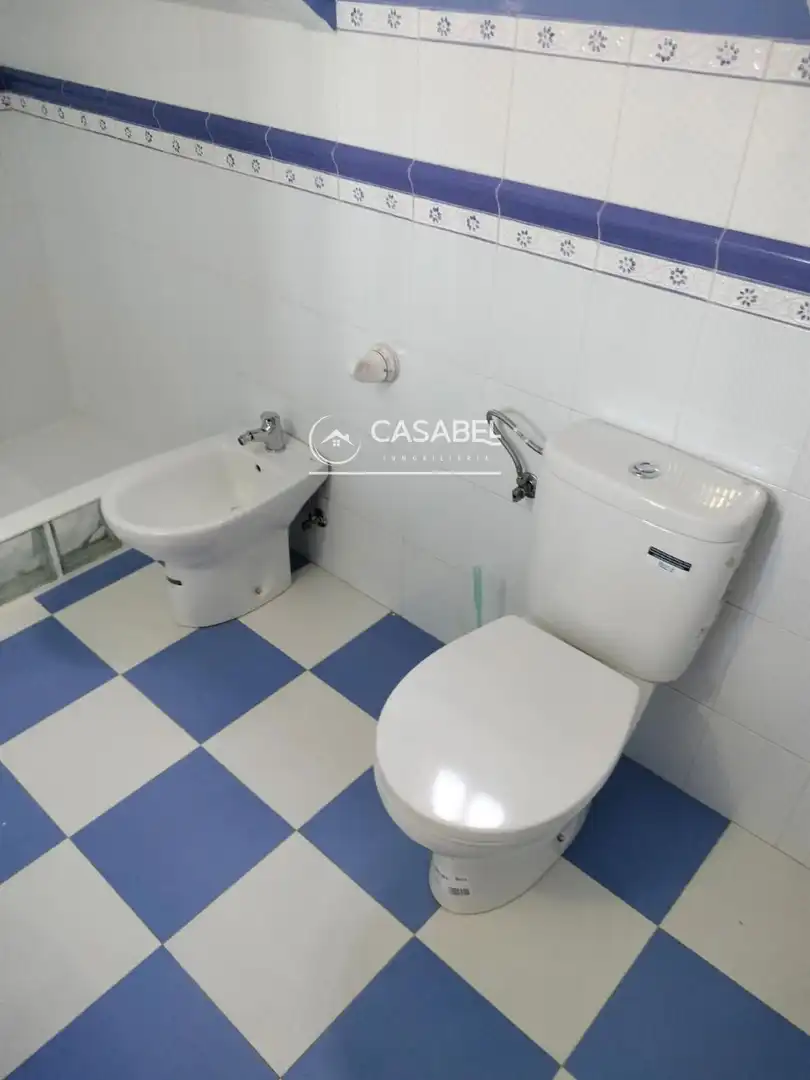 Bany de Casa o xalet de lloguer en Córdoba amb Aire condicionat, Terrassa i Traster
