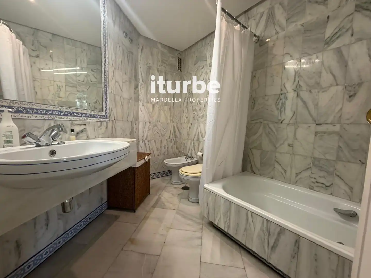 Baño de Piso de alquiler en Marbella con Aire acondicionado, Terraza y Piscina