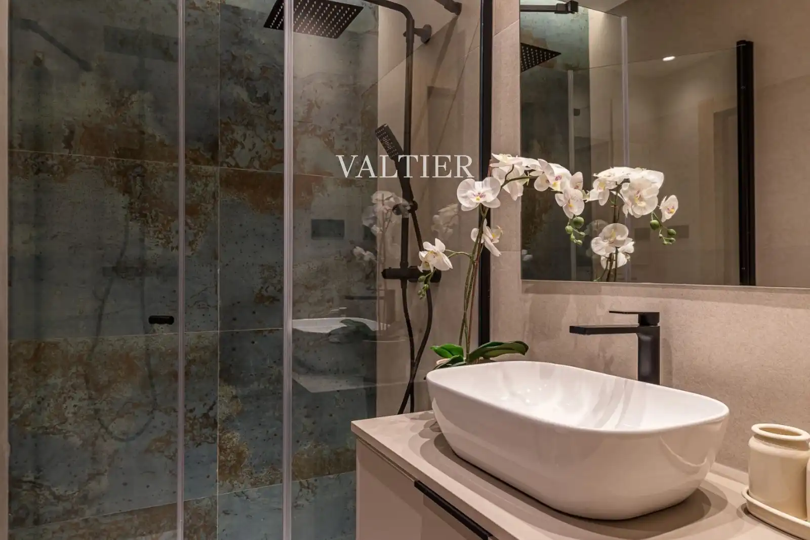Bathroom of Flat for sale in Madrid  with Air Conditioner, Terrace and Furnished