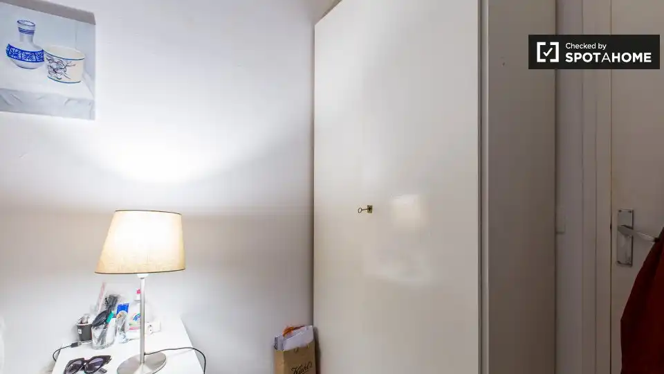 Bedroom of Flat for share in  Barcelona Capital  with Air Conditioner, Heating and Terrace