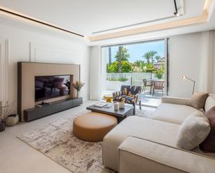 Sala d'estar de Planta baixa en venda en Marbella amb Aire condicionat, Terrassa i Piscina